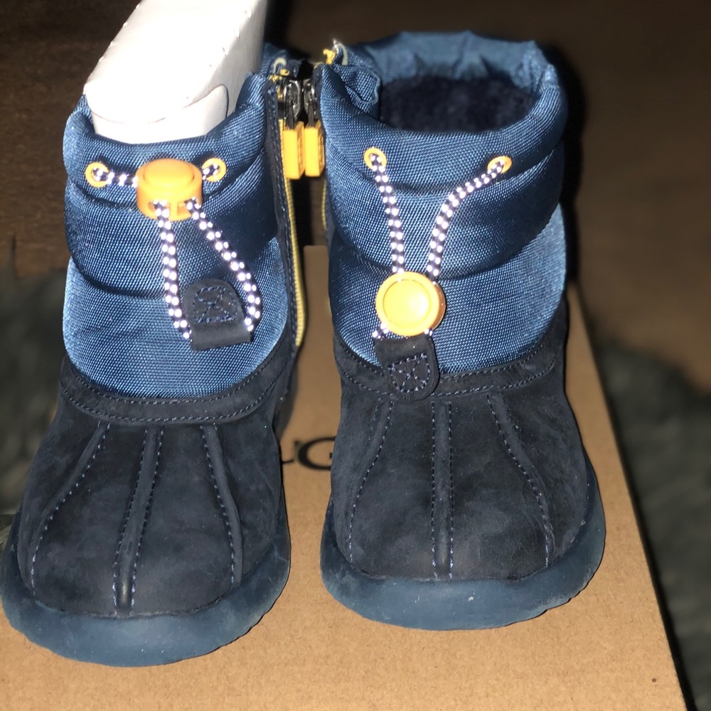 ***EXCELLENT CONDITION***Boys UGG snow boots